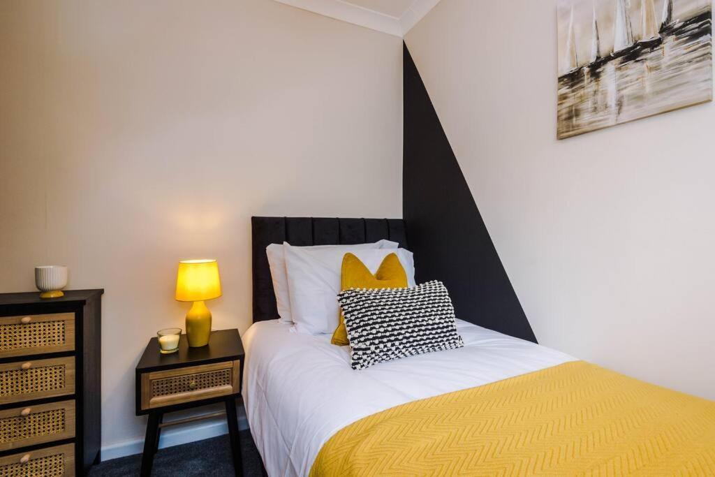 Cheerful 3 Bedroom Home With Parking Near Chester Saughall Экстерьер фото