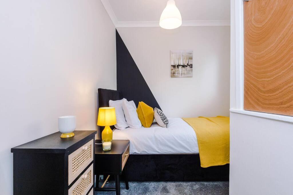 Cheerful 3 Bedroom Home With Parking Near Chester Saughall Экстерьер фото
