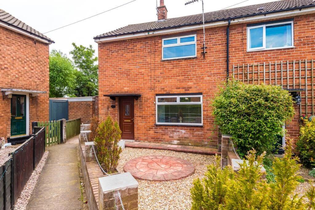 Cheerful 3 Bedroom Home With Parking Near Chester Saughall Экстерьер фото