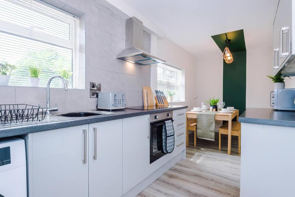 Cheerful 3 Bedroom Home With Parking Near Chester Saughall Экстерьер фото