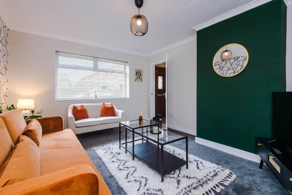 Cheerful 3 Bedroom Home With Parking Near Chester Saughall Экстерьер фото