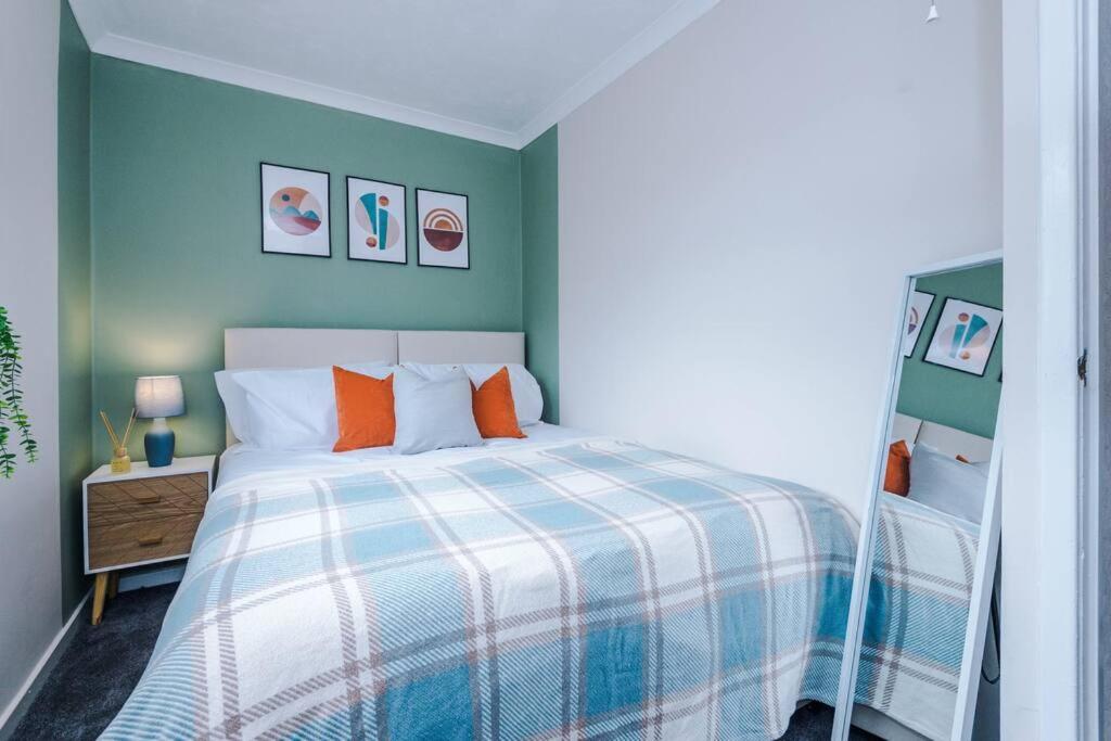 Cheerful 3 Bedroom Home With Parking Near Chester Saughall Экстерьер фото