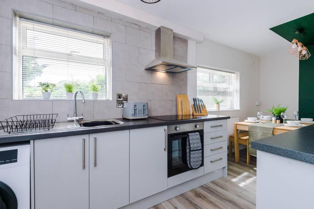 Cheerful 3 Bedroom Home With Parking Near Chester Saughall Экстерьер фото