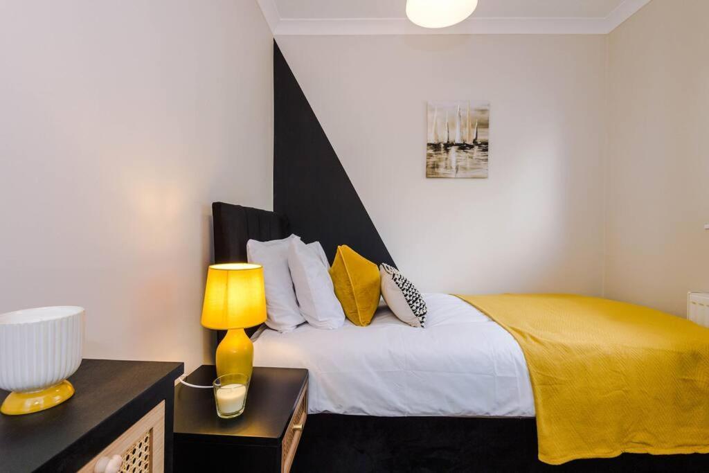 Cheerful 3 Bedroom Home With Parking Near Chester Saughall Экстерьер фото