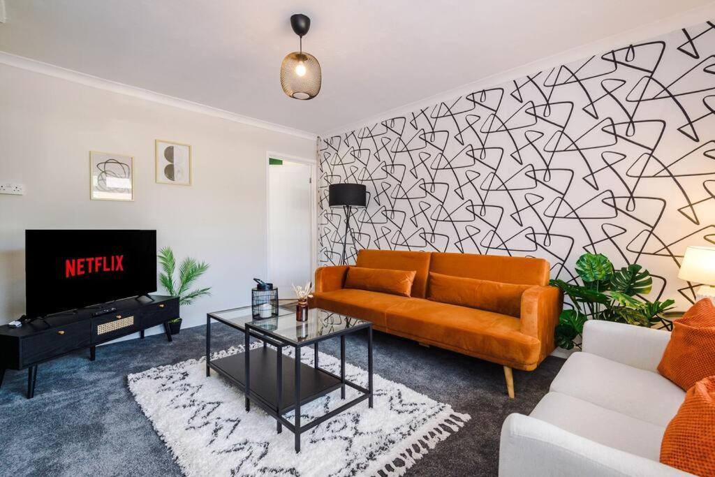 Cheerful 3 Bedroom Home With Parking Near Chester Saughall Экстерьер фото