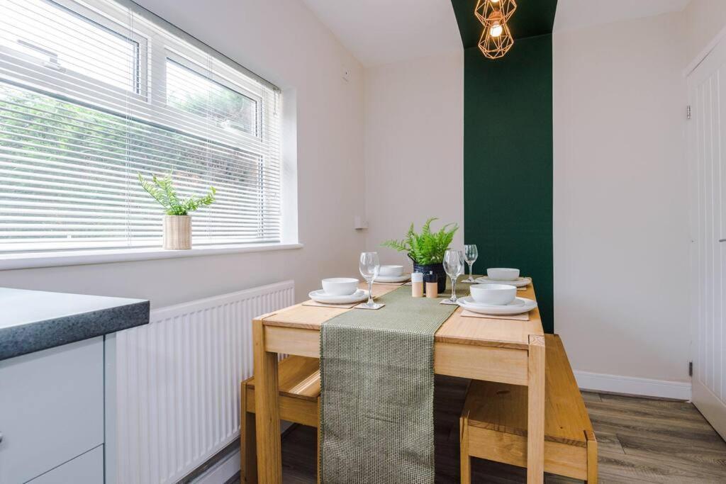 Cheerful 3 Bedroom Home With Parking Near Chester Saughall Экстерьер фото