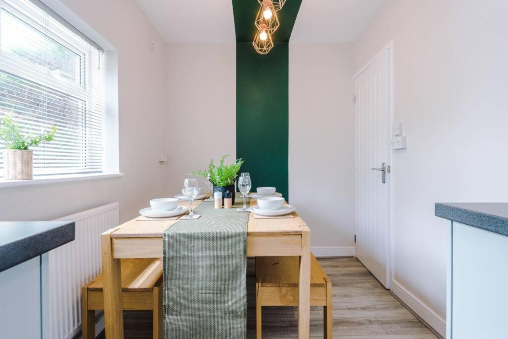 Cheerful 3 Bedroom Home With Parking Near Chester Saughall Экстерьер фото