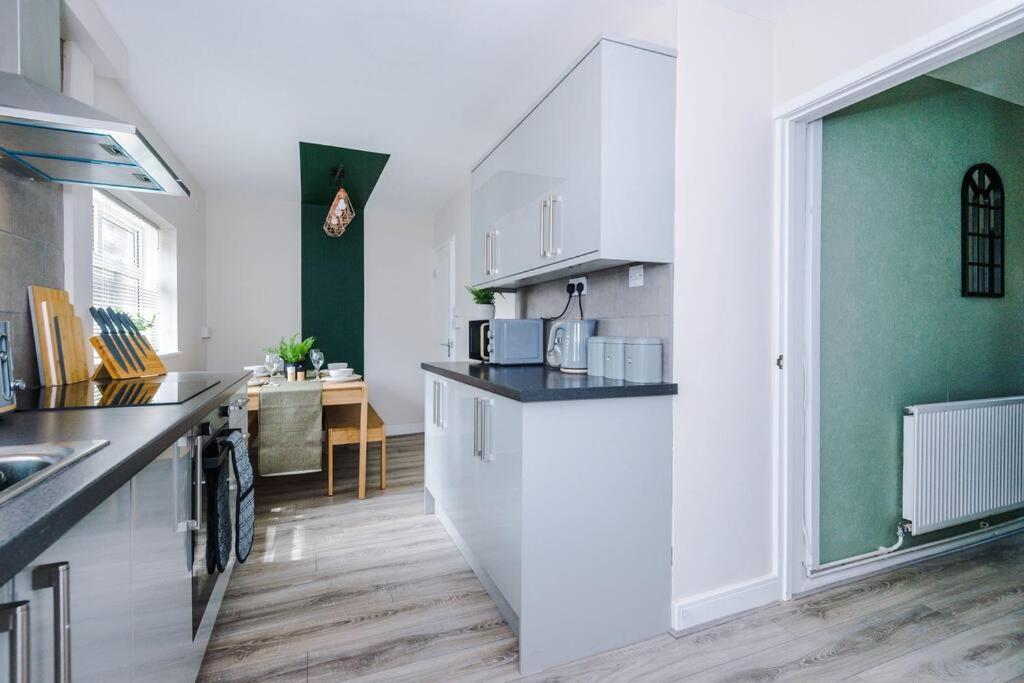 Cheerful 3 Bedroom Home With Parking Near Chester Saughall Экстерьер фото