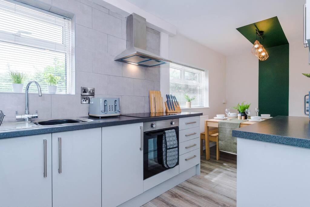Cheerful 3 Bedroom Home With Parking Near Chester Saughall Экстерьер фото