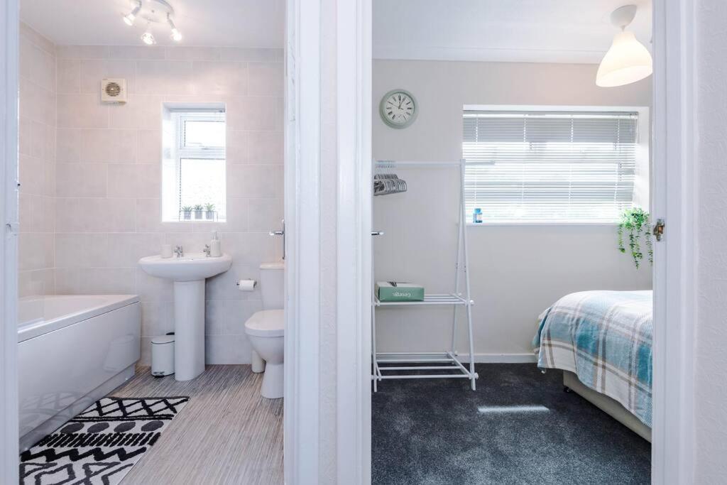 Cheerful 3 Bedroom Home With Parking Near Chester Saughall Экстерьер фото
