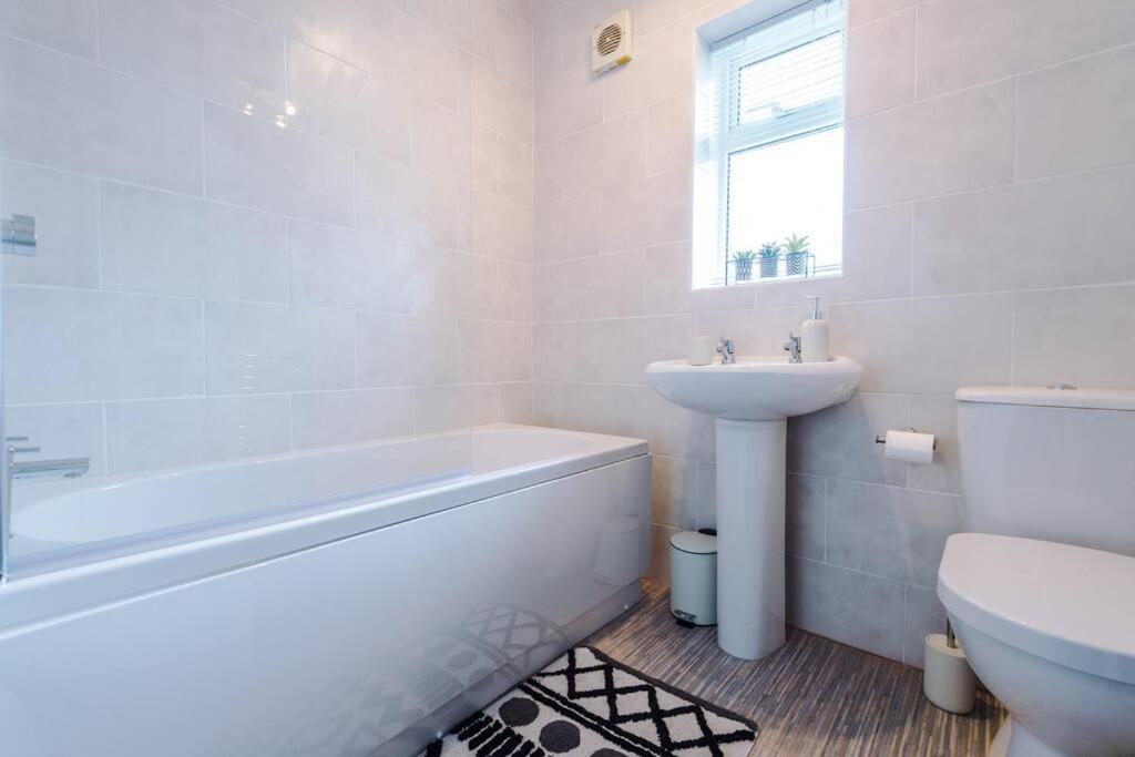 Cheerful 3 Bedroom Home With Parking Near Chester Saughall Экстерьер фото