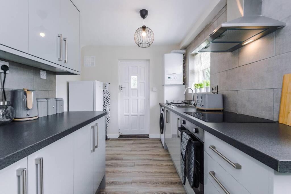 Cheerful 3 Bedroom Home With Parking Near Chester Saughall Экстерьер фото