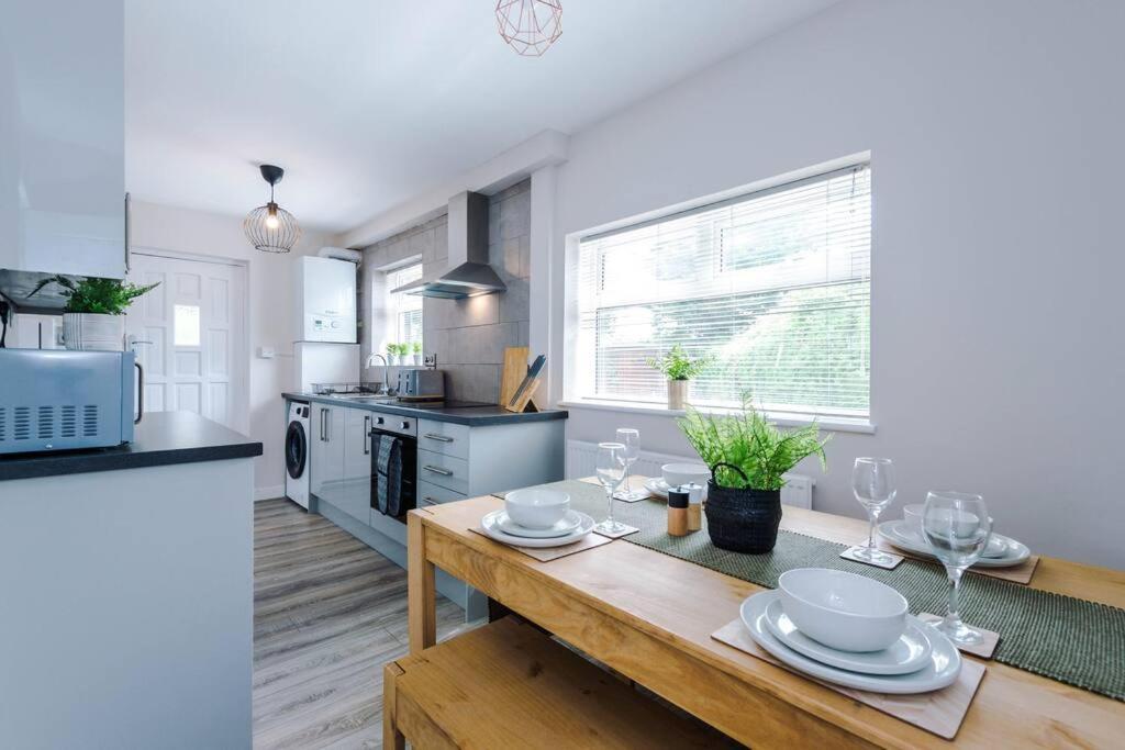 Cheerful 3 Bedroom Home With Parking Near Chester Saughall Экстерьер фото