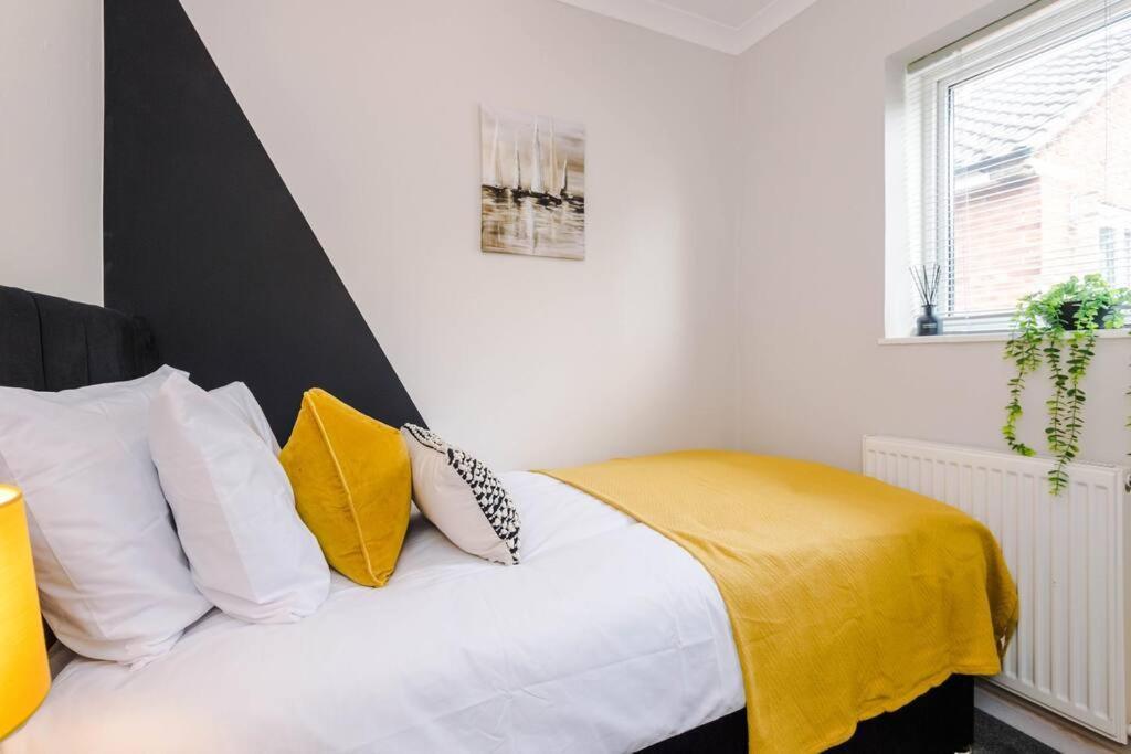 Cheerful 3 Bedroom Home With Parking Near Chester Saughall Экстерьер фото
