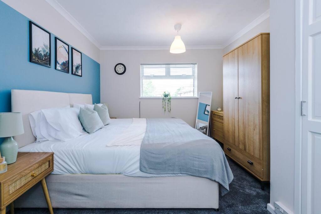 Cheerful 3 Bedroom Home With Parking Near Chester Saughall Экстерьер фото
