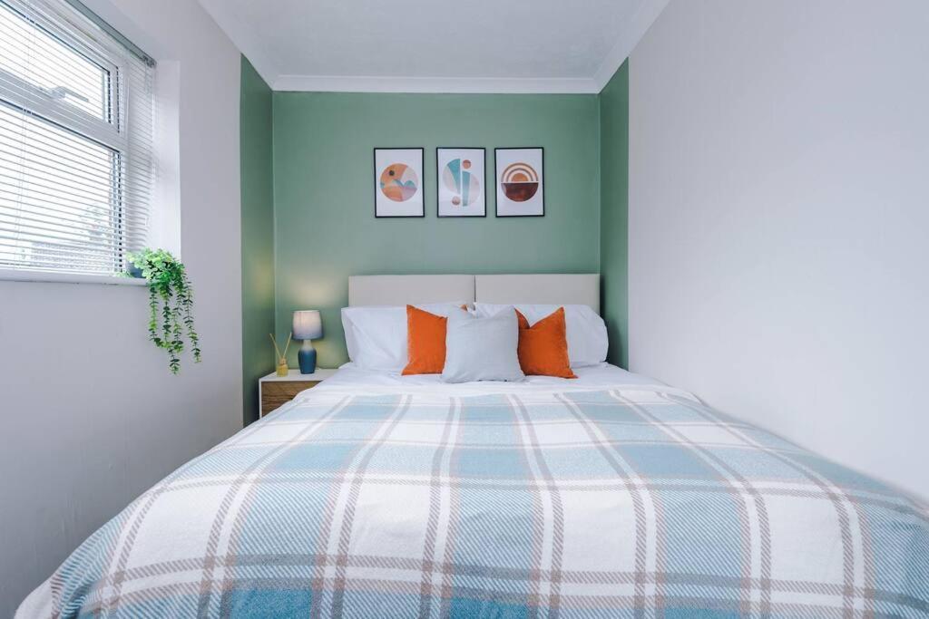Cheerful 3 Bedroom Home With Parking Near Chester Saughall Экстерьер фото