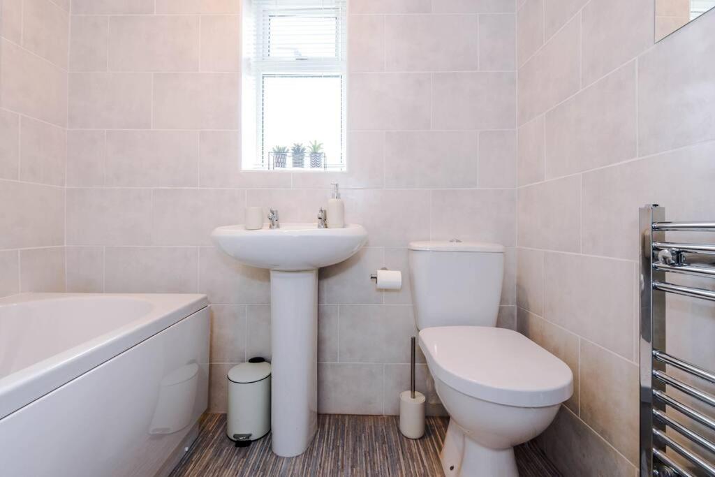 Cheerful 3 Bedroom Home With Parking Near Chester Saughall Экстерьер фото