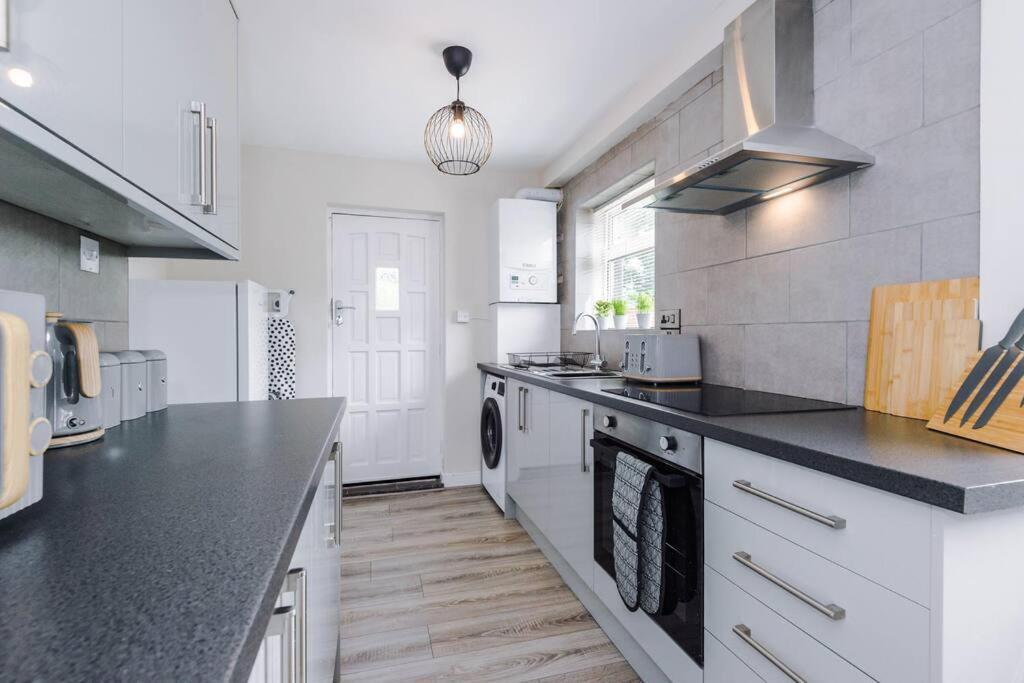 Cheerful 3 Bedroom Home With Parking Near Chester Saughall Экстерьер фото