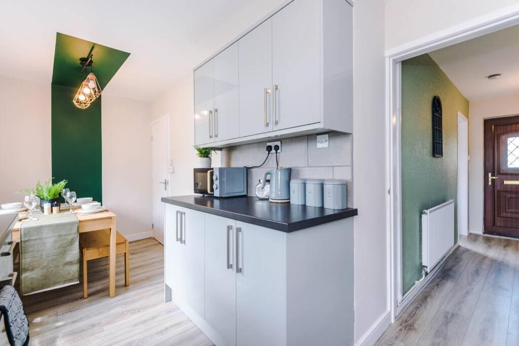 Cheerful 3 Bedroom Home With Parking Near Chester Saughall Экстерьер фото