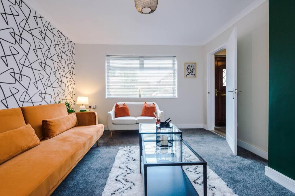 Cheerful 3 Bedroom Home With Parking Near Chester Saughall Экстерьер фото