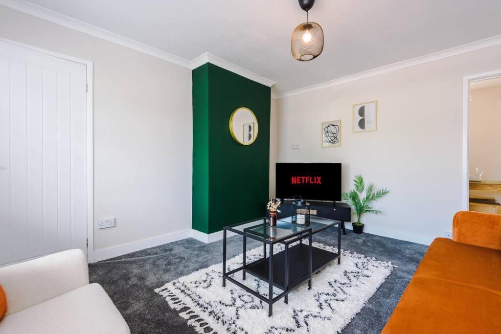 Cheerful 3 Bedroom Home With Parking Near Chester Saughall Экстерьер фото